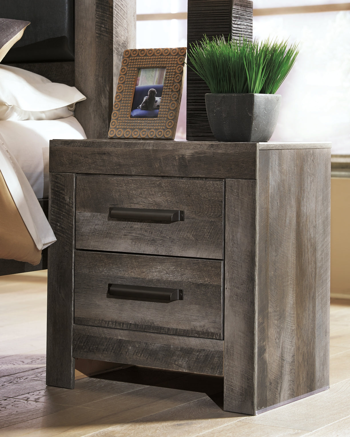 Wynnlow Queen Panel Bed with Mirrored Dresser and Nightstand at Walker Mattress and Furniture Locations in Cedar Park and Belton TX.