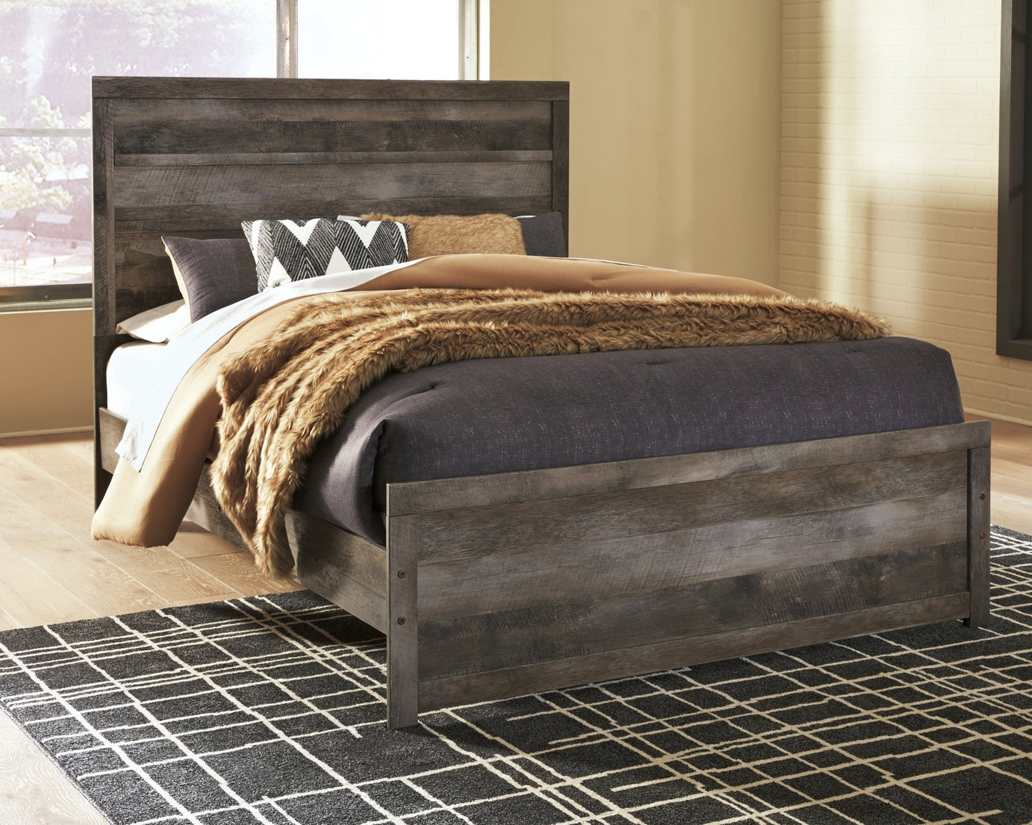 Wynnlow Queen Panel Bed with Mirrored Dresser and Nightstand at Walker Mattress and Furniture Locations in Cedar Park and Belton TX.