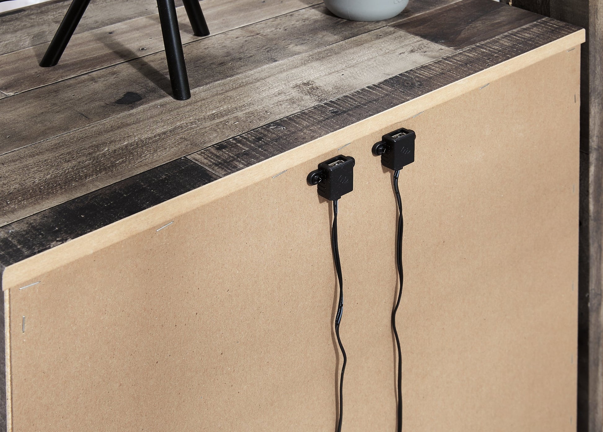 Derekson King Panel Bed with Mirrored Dresser, Chest and Nightstand at Walker Mattress and Furniture Locations in Cedar Park and Belton TX.