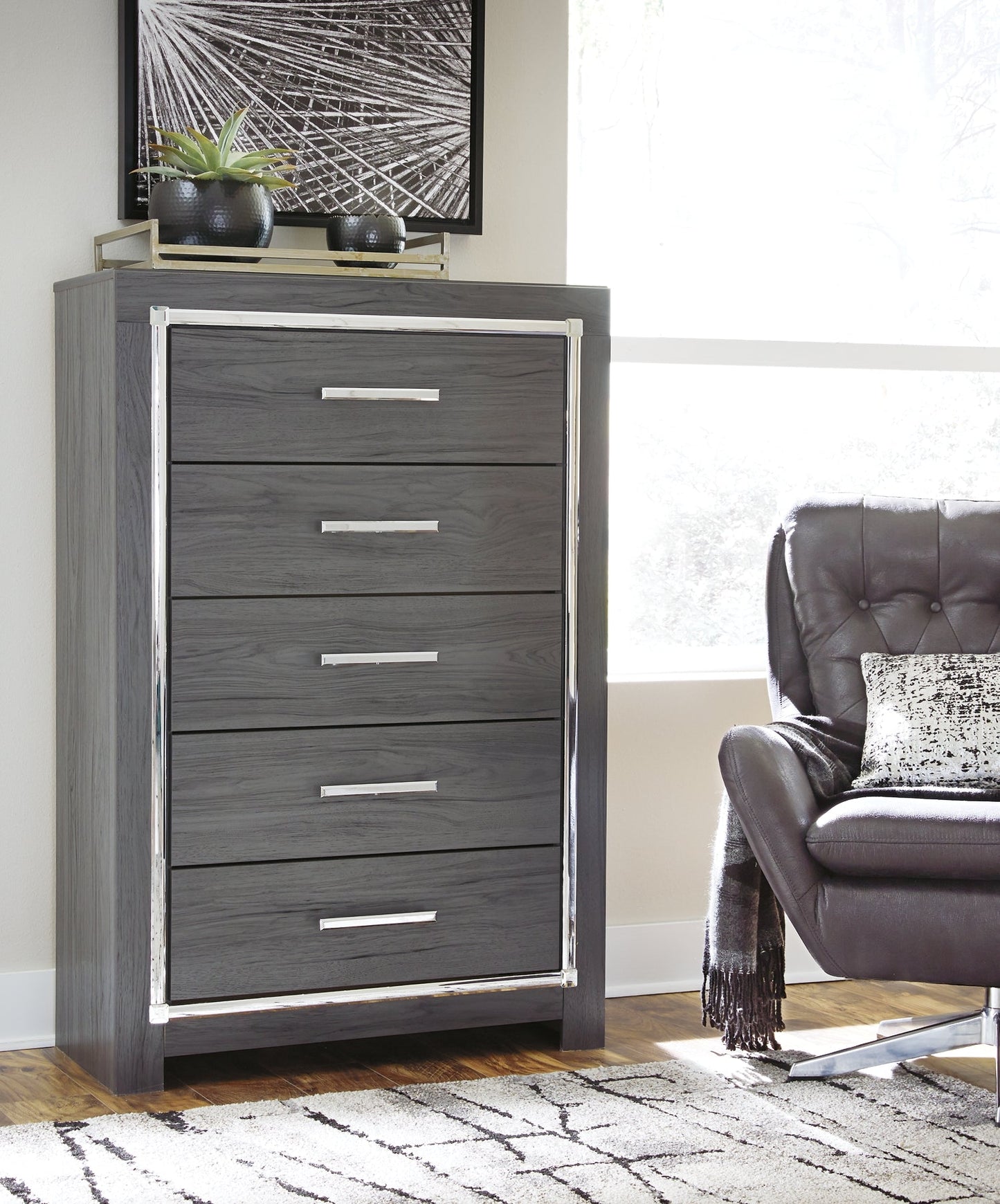 Lodanna Five Drawer Chest at Walker Mattress and Furniture Locations in Cedar Park and Belton TX.