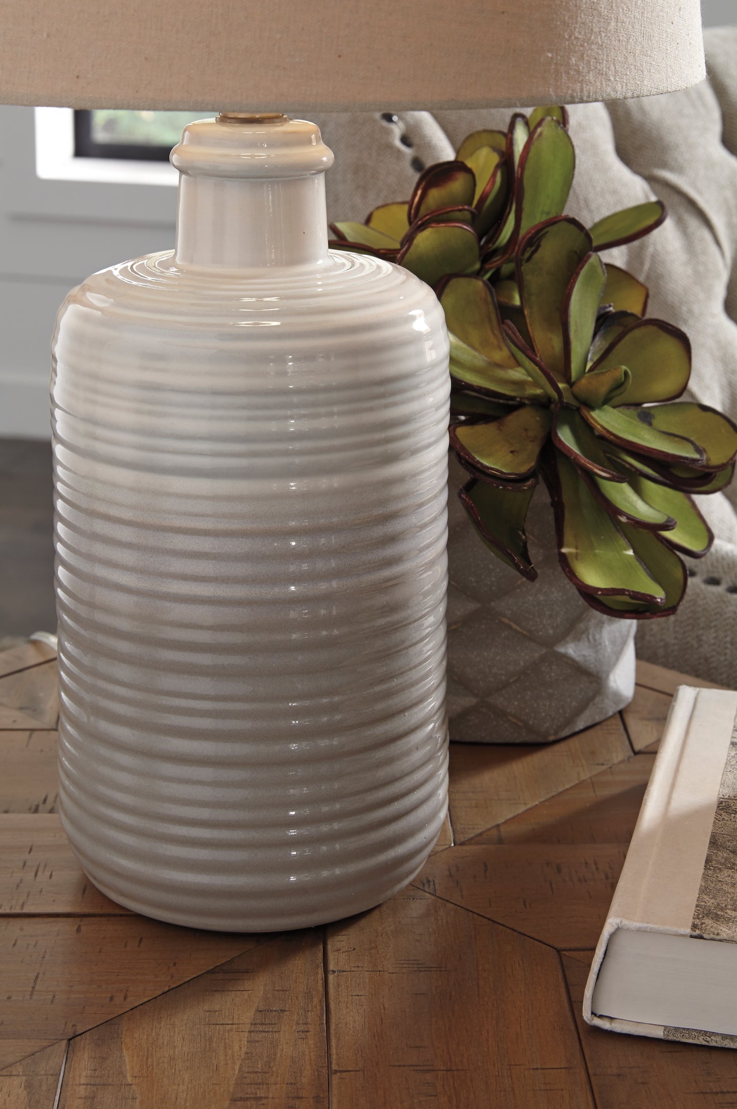 Marnina Ceramic Table Lamp (2/CN) at Walker Mattress and Furniture Locations in Cedar Park and Belton TX.