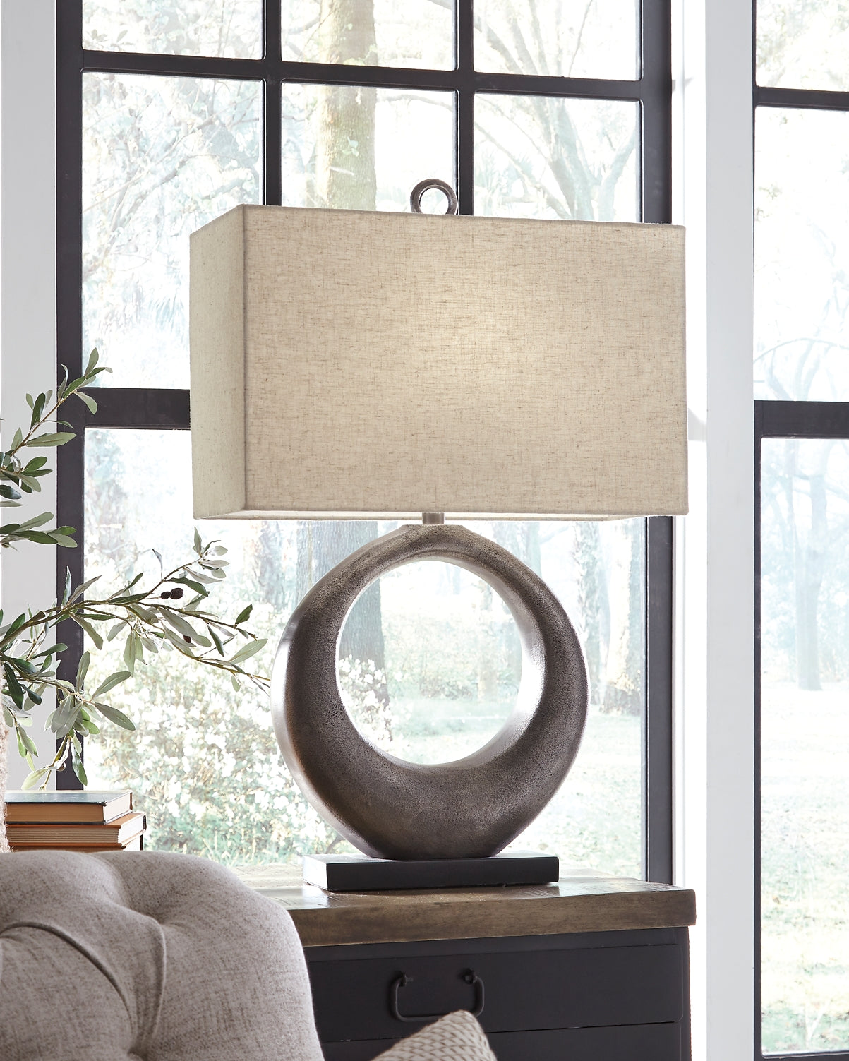 Saria Metal Table Lamp (1/CN) at Walker Mattress and Furniture Locations in Cedar Park and Belton TX.