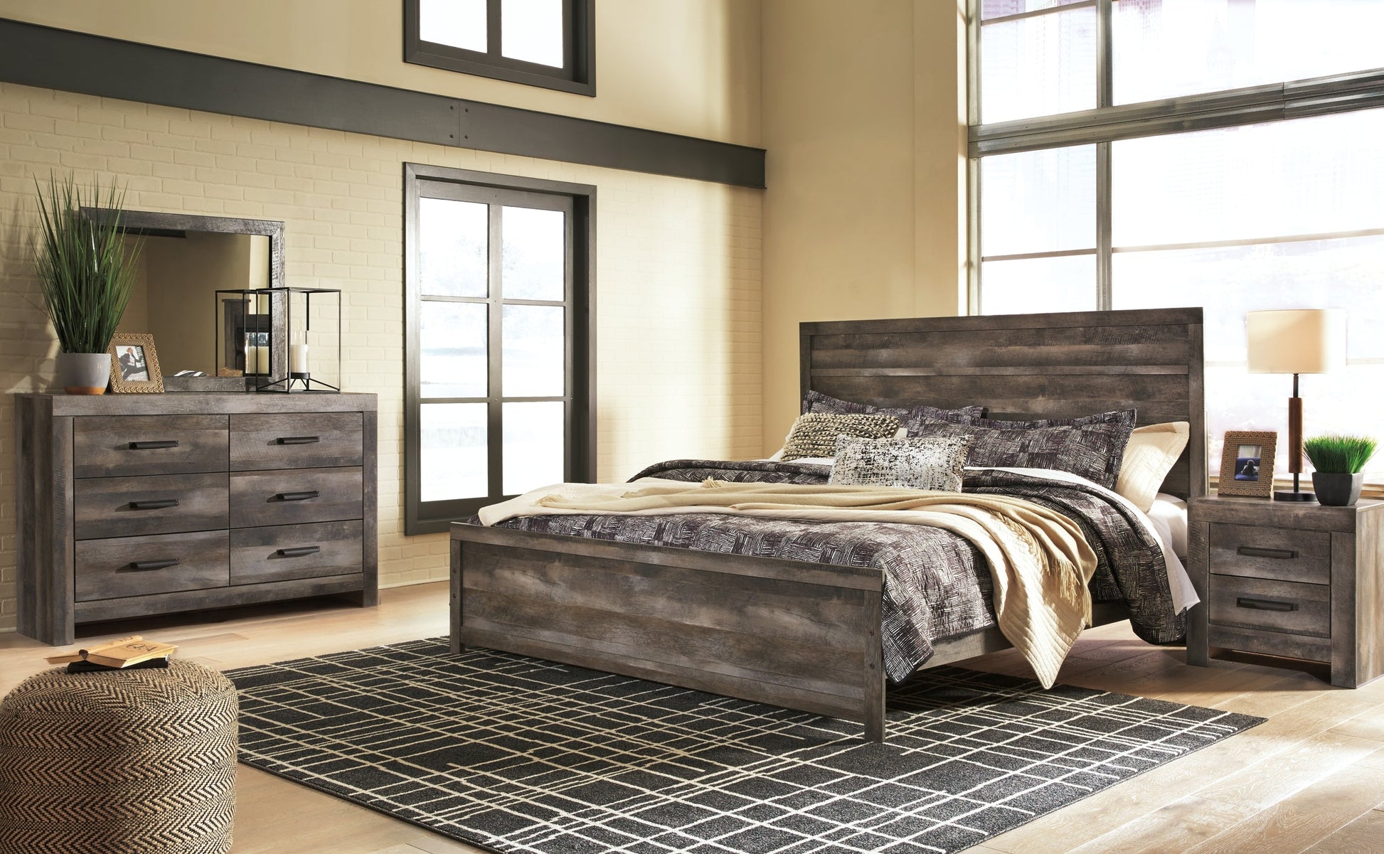 Wynnlow King Panel Bed with Mirrored Dresser and Nightstand at Walker Mattress and Furniture Locations in Cedar Park and Belton TX.