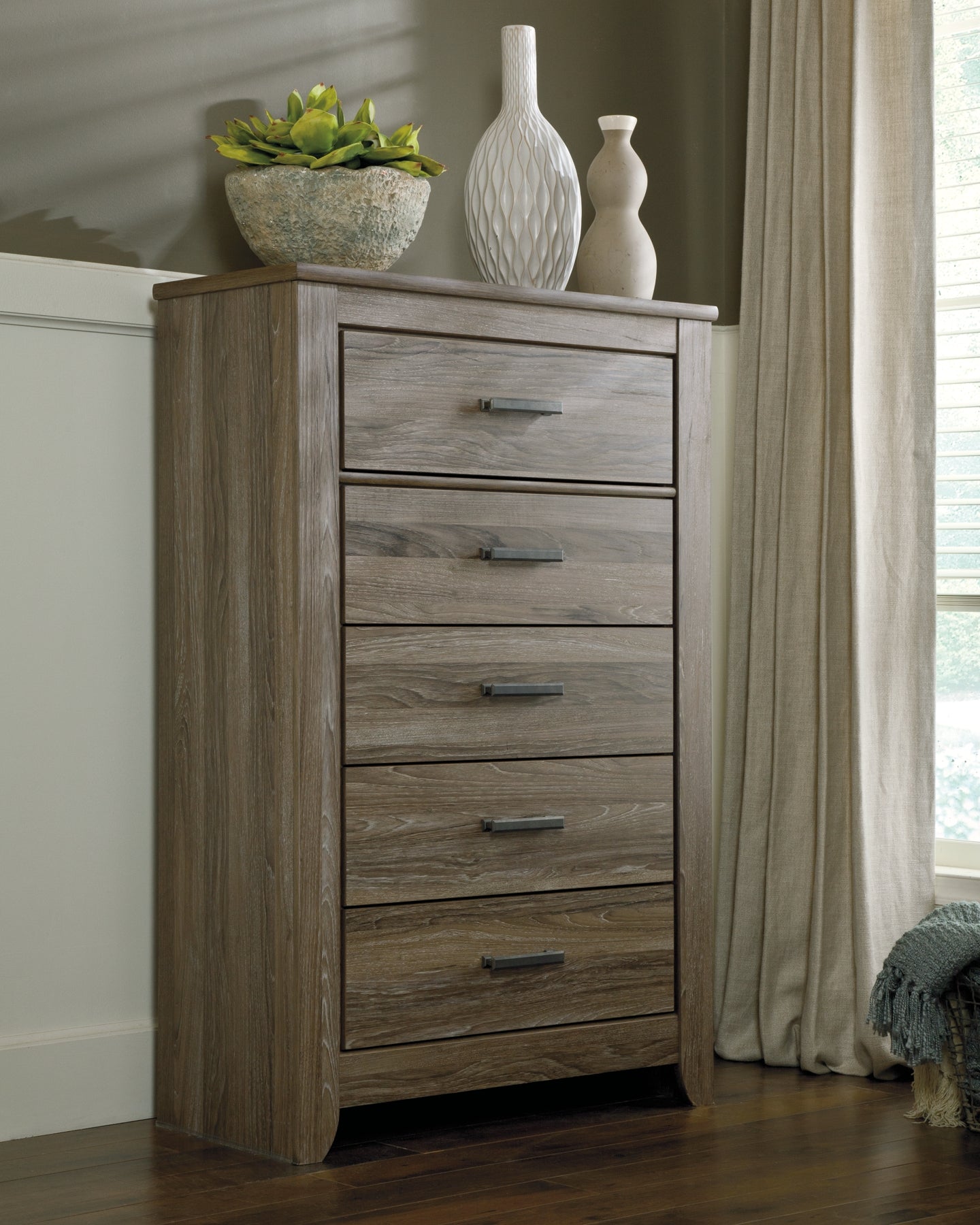 Zelen Five Drawer Chest at Walker Mattress and Furniture Locations in Cedar Park and Belton TX.