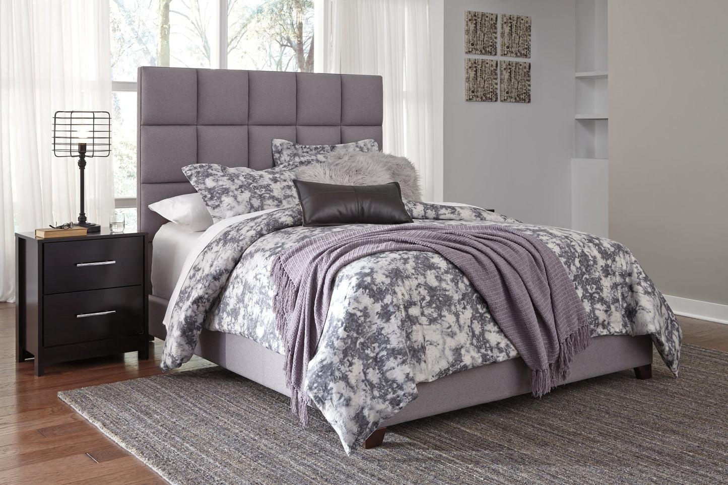 Dolante Queen Upholstered Bed at Walker Mattress and Furniture Locations in Cedar Park and Belton TX.
