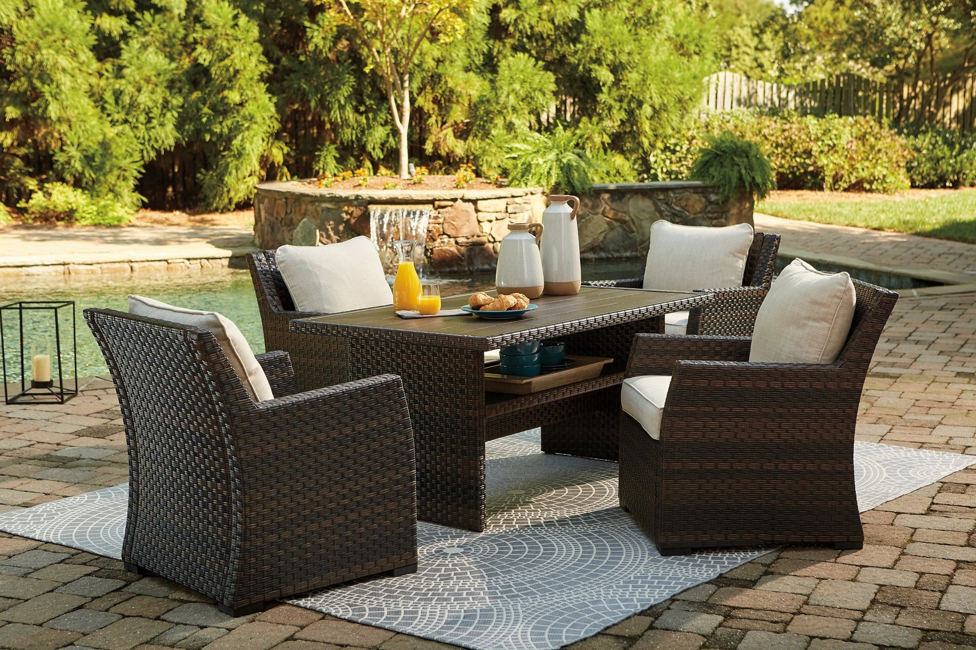 Easy Isle Outdoor Dining Table and 4 Chairs at Walker Mattress and Furniture Locations in Cedar Park and Belton TX.