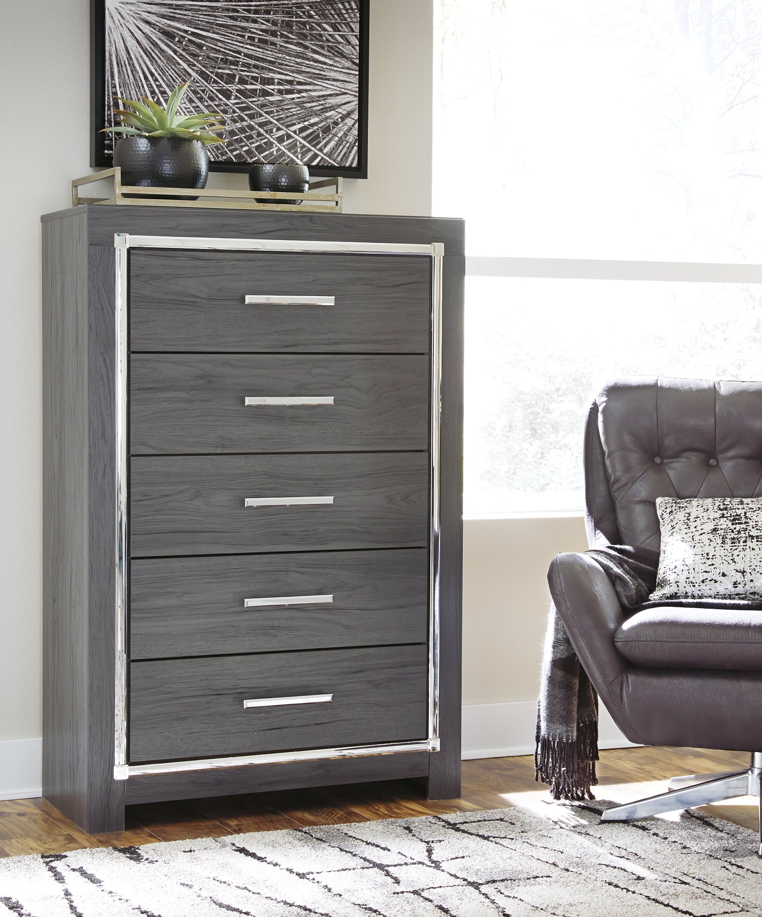 Lodanna Five Drawer Chest at Walker Mattress and Furniture Locations in Cedar Park and Belton TX.